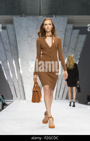 London, UK. 18. September 2015. DAKS-Modenschau während der London Fashion Week. Kollektion Frühjahr/Sommer 2016. Bildnachweis: Lebendige Bilder/Alamy Live-Nachrichten Stockfoto