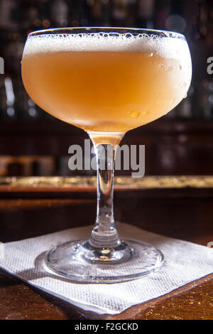 Cocktail in der bar, hinterleuchtet, Coupé Glas auf Serviette Stockfoto