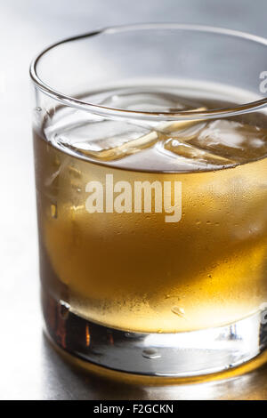 gekühlt auf den Felsen in einem Parfait Glas cocktail Stockfoto