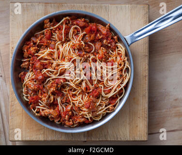 Suchen Sie gerade nach unten auf Pasta Bolognese in Pfanne Stockfoto