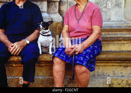 Einheimischen paar sitzt mit ihrem Hund. Palma. Mallorca. Spanien. Europre Stockfoto