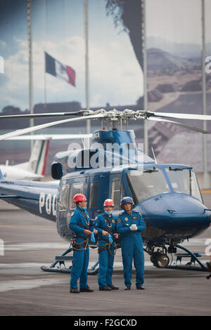 Mexico City, Mexiko. 18. Sep, 2015. Rettungsassistenten warten auf die Ankunft des Flugzeugs die mexikanische Touristen in Ägypten, bei den Präsidentschaftswahlen Hangar am Flughafen Mexiko-Stadt, Mexiko-Stadt, Hauptstadt von Mexiko, am 18. September 2015 verletzt. Die sechs Mexikaner überlebten das Bombenattentat gegen eine Gruppe von Touristen in Ägypten am 13. September kam am Freitag in Mexiko, begleitet von ihren Aufenthaltsorten. Bildnachweis: Pedro Mera/Xinhua/Alamy Live-Nachrichten Stockfoto