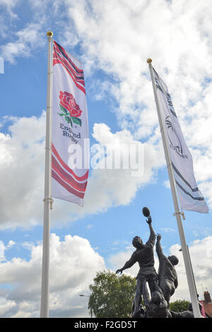 Twickenham, London, UK. 18. September 2015. Fans kommen für das Eröffnungsspiel der Rugby World Cup zwischen England und Fidschi. Stockfoto