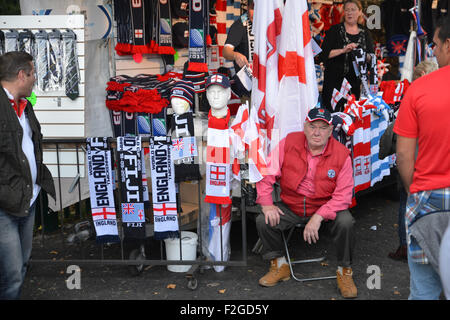 Twickenham, London, UK. 18. September 2015. Fans kommen für das Eröffnungsspiel der Rugby-Weltmeisterschaft 2015 Stockfoto