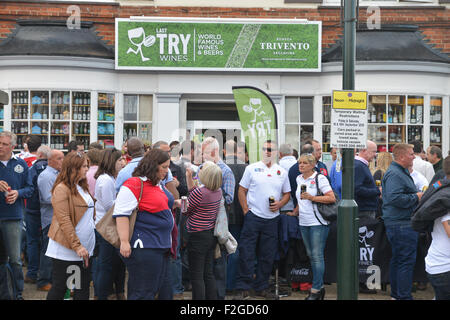 Twickenham, London, UK. 18. September 2015. Fans kommen für das Eröffnungsspiel der Rugby-Weltmeisterschaft 2015 Stockfoto