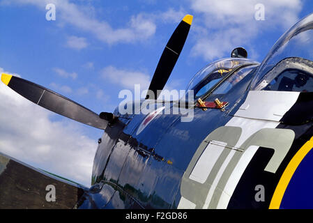 MJ627 Spitfire T9 Mk IX in Markierungen des 441(RCAF) Squadron RAF codiert 9G:P am East Kirkby Aviation Center. Lincolnshire. Stockfoto