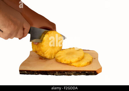Geschälte Ananas mit Scheiben Stockfoto