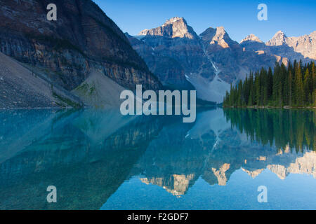 Berge spiegeln sich in Gletscherwasser der Moraine Lake im Valley of the Ten Peaks, Banff Nationalpark, Alberta, Kanada Stockfoto