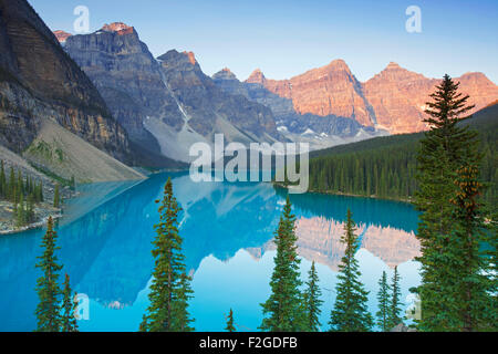 Glazial-Moraine Lake im Valley of the Ten Peaks, Banff Nationalpark, Alberta, Kanada Stockfoto