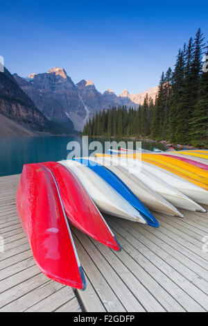 Bunte Kanus am Moraine Lake im Valley of the Ten Peaks, Banff Nationalpark, Alberta, Kanada Stockfoto