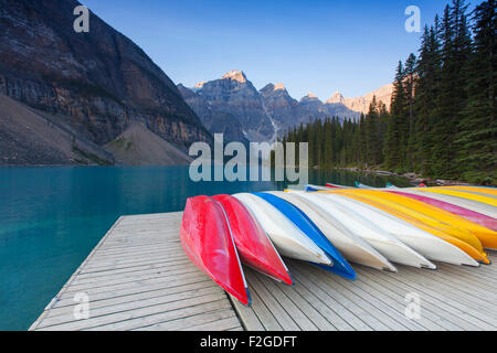 Bunte Kanus am Moraine Lake im Valley of the Ten Peaks, Banff Nationalpark, Alberta, Kanada Stockfoto