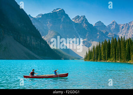 Touristen im Kanu auf Moraine Lake im Valley of the Ten Peaks, Banff Nationalpark, Alberta, Kanada Stockfoto