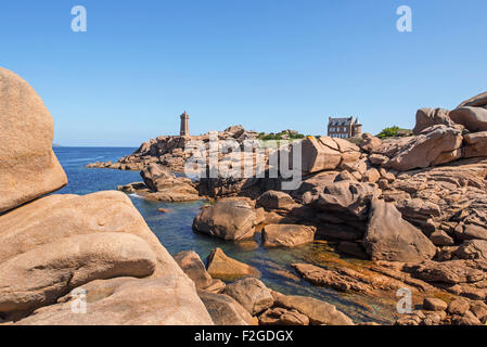 Die Pors Kamor Leuchtturm entlang der Côte de Granit rose / rosa Granit Küste in Ploumanac'h, Bretagne, Frankreich Stockfoto