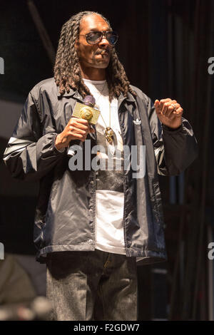 Chicago, Illinois, USA. 13. Sep, 2015. Rapper SNOOP DOGG tritt beim Riot Fest im Douglas Park in Chicago, Illinois © Daniel DeSlover/ZUMA Draht/Alamy Live News Stockfoto