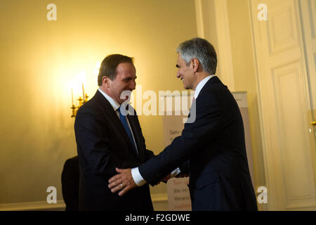 Wien, Österreich. 18. Sep, 2015. Austrian Chancellor Werner Faymann (R) trifft sich mit Schwedens Ministerpräsident Stefan Lofven in Wien, Hauptstadt von Österreich, am 18. September 2015. © Qian Yi/Xinhua/Alamy Live-Nachrichten Stockfoto