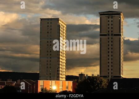 Glasgow, Schottland. 18. September 2015. Dramatische Himmel über Gorbals und im Süden von Glasgow als die Sonne beginnt im Spätsommer setzen. Bildnachweis: Tony Clerkson/Alamy Live-Nachrichten Stockfoto