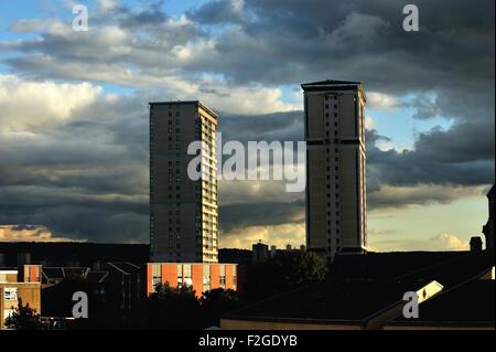 Glasgow, Schottland. 18. September 2015. Dramatische Himmel über Gorbals und im Süden von Glasgow als die Sonne beginnt im Spätsommer setzen. Bildnachweis: Tony Clerkson/Alamy Live-Nachrichten Stockfoto