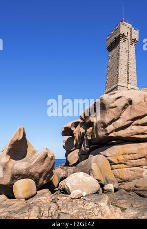 Die Pors Kamor Leuchtturm entlang der Côte de Granit rose / rosa Granit Küste in Ploumanac'h, Bretagne, Frankreich Stockfoto