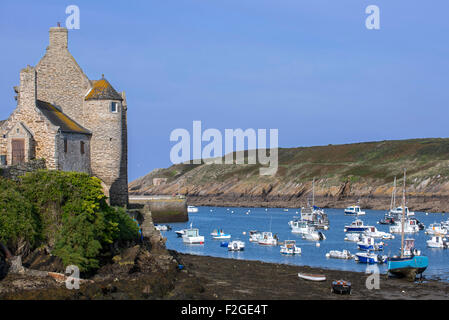 Der mittelalterliche Maison des Anglais / Maison des Seigneurs in die Fischerei Hafen in Le Conquet, Finistère, Bretagne, Frankreich Stockfoto