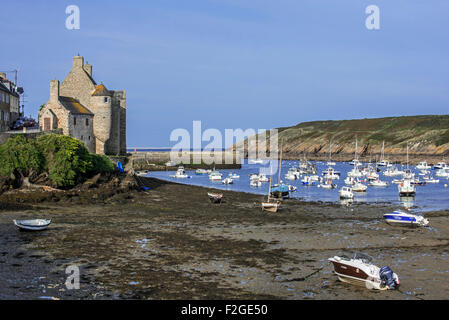 Der mittelalterliche Maison des Anglais / Maison des Seigneurs in die Fischerei Hafen in Le Conquet, Finistère, Bretagne, Frankreich Stockfoto