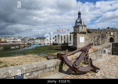 Alte Anker und Glockenturm am Eingangstor zu den mittelalterlichen Ville Close in Concarneau, Finistère, Bretagne, Frankreich Stockfoto