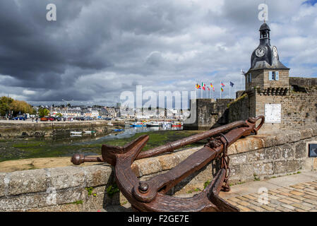 Alte Anker und Glockenturm am Eingangstor zu den mittelalterlichen Ville Close in Concarneau, Finistère, Bretagne, Frankreich Stockfoto