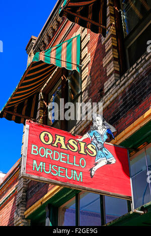 Obenliegende Zeichen für die Oase Bordell-Museum in der historischen Stadt von Wallace, setzen im Silver Valley Bergbau Bezirk von Idaho Stockfoto