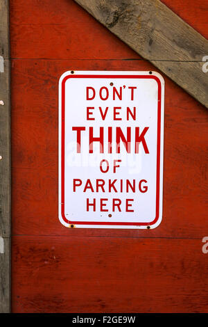 Rot-weiß nicht immer denken parken hier Zeichen! Stockfoto