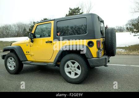 Gelben Jeep Wrangler Geländewagen fahren auf der Straße. Minneapolis Minnesota MN USA Stockfoto