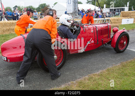 Cholmondeley Pageant of Power. Eine 1934 Austin Martin Ulster LM 16, an der Startlinie des Cholmondeley Pageant of Power. Stockfoto