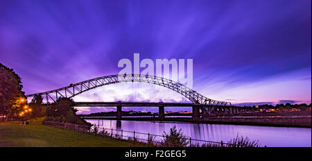 Runcorn Widnes Brücke (SIlver Jubilee Bridge) bei Sonnenuntergang Langzeitbelichtung Stockfoto