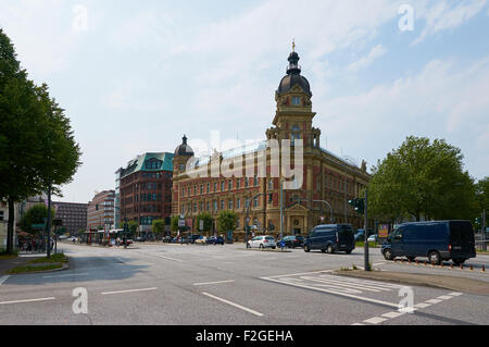 HAMBURG, Deutschland - 14. August 2015: Ansicht der Straße im Zentrum, Hamburg Oberpostdirection in Stephansplatz Stockfoto