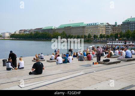 HAMBURG, Deutschland - 14. August 2015: Menschen ist ruhend nach Binnenalster See Binnenalster oder inneren Alster See einer der beiden artific Stockfoto