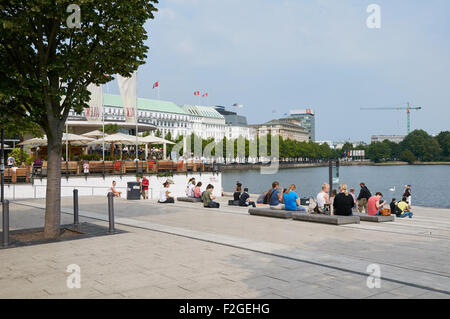 HAMBURG, Deutschland - 14. August 2015: Menschen ist ruhend nach Binnenalster See Binnenalster oder inneren Alster See einer der beiden artific Stockfoto