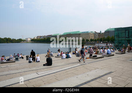 HAMBURG, Deutschland - 14. August 2015: Menschen ist ruhend nach Binnenalster See Binnenalster oder inneren Alster See einer der beiden artific Stockfoto