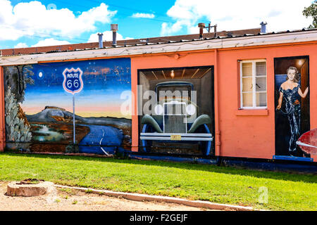 Wandmalerei an der Seite der Blue Swallow Motel Gebäude auf der Route 66 in Tucumcari, New Mexico Stockfoto