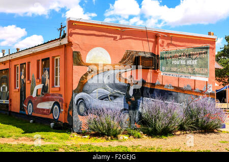 Wandmalerei an der Seite der Blue Swallow Motel Gebäude auf der Route 66 in Tucumcari, New Mexico Stockfoto