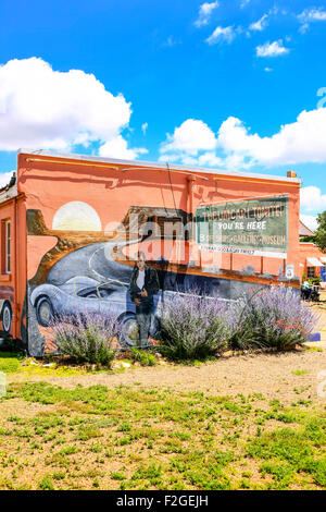 Wandmalerei an der Seite der Blue Swallow Motel Gebäude auf der Route 66 in Tucumcari, New Mexico Stockfoto