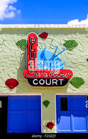 Blaue Schwalbe Gericht Overhead Leuchtreklame auf der Route 66 in Tucumcari, New Mexico Stockfoto