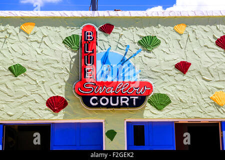 Blaue Schwalbe Gericht Overhead Leuchtreklame auf der Route 66 in Tucumcari, New Mexico Stockfoto