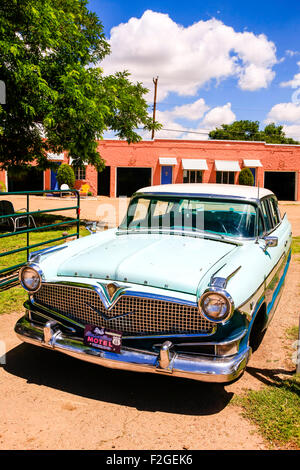 Ein 1950er Jahre Hudson Outisde Zimmer im Blue Swallow Motel geparkt auf Route 66 in Tucumcari, New Mexico Stockfoto