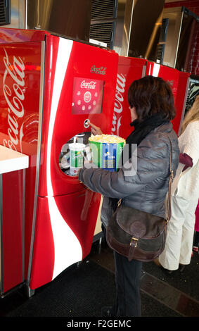 Der Verzicht auf einer Cola aus der Self-service Getränke-Maschine bei der AMC-Kino.  Roseville Minnesota MN USA Stockfoto