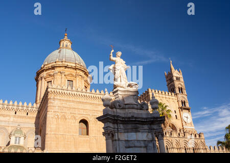 Blick auf die Kathedrale der Jungfrau Maria Santissima Assunta in Cielo, Palermo Stockfoto