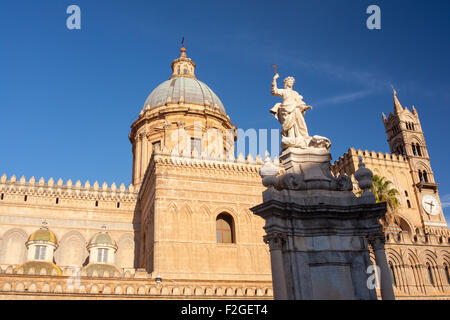 Blick auf die Kathedrale der Jungfrau Maria Santissima Assunta in Cielo, Palermo Stockfoto