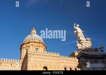 Blick auf die Kathedrale der Jungfrau Maria Santissima Assunta in Cielo, Palermo Stockfoto