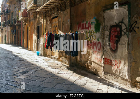 Blick auf hängende Kleidung auf der Straße von Palermo Stockfoto