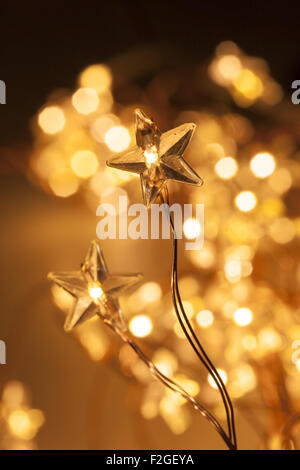 Wunderschöne Weihnachtsbeleuchtung erschossen Nahaufnahme mit selektiven Fokus Stockfoto