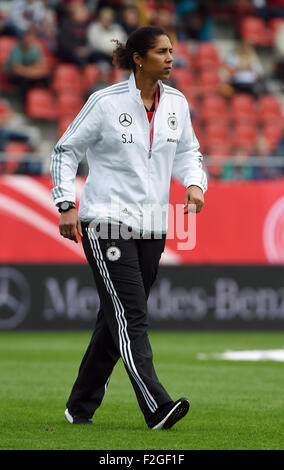 Frauen Fußball europäischen Meisterschaften Qualifikation: Deutschland gegen Ungarn bei der Erdgas Sportpark in Halle (Saale), Deutschland, 18 September 2015. Deutschlands Assistenztrainer Steffi Jones. Foto: HENDRIK SCHMIDT/DPA Stockfoto