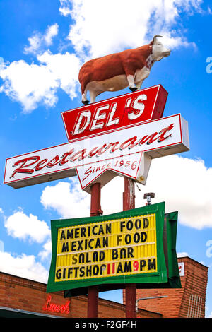 Del Restauant Overhead Zeichen auf der Route 66 in der Innenstadt von Tucumcari NM Stockfoto