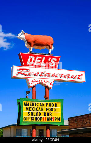 Del Restaurant Overhead Zeichen auf der Route 66 in der Innenstadt von Tucumcari NM Stockfoto